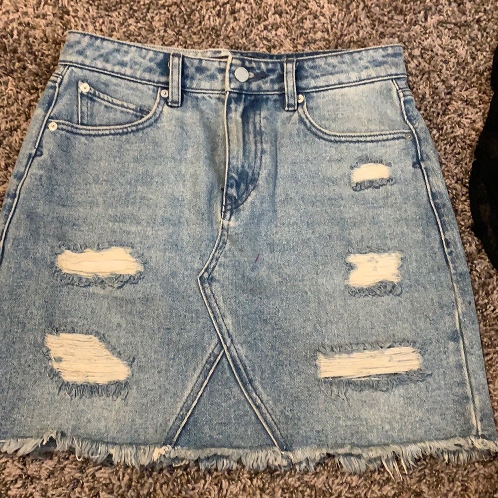 Volcom women’s mini skirt.